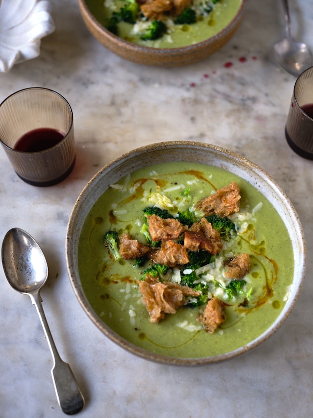 Thinking about what goes with soup beyond just crackers? Explore these fresh and tasty ideas now.