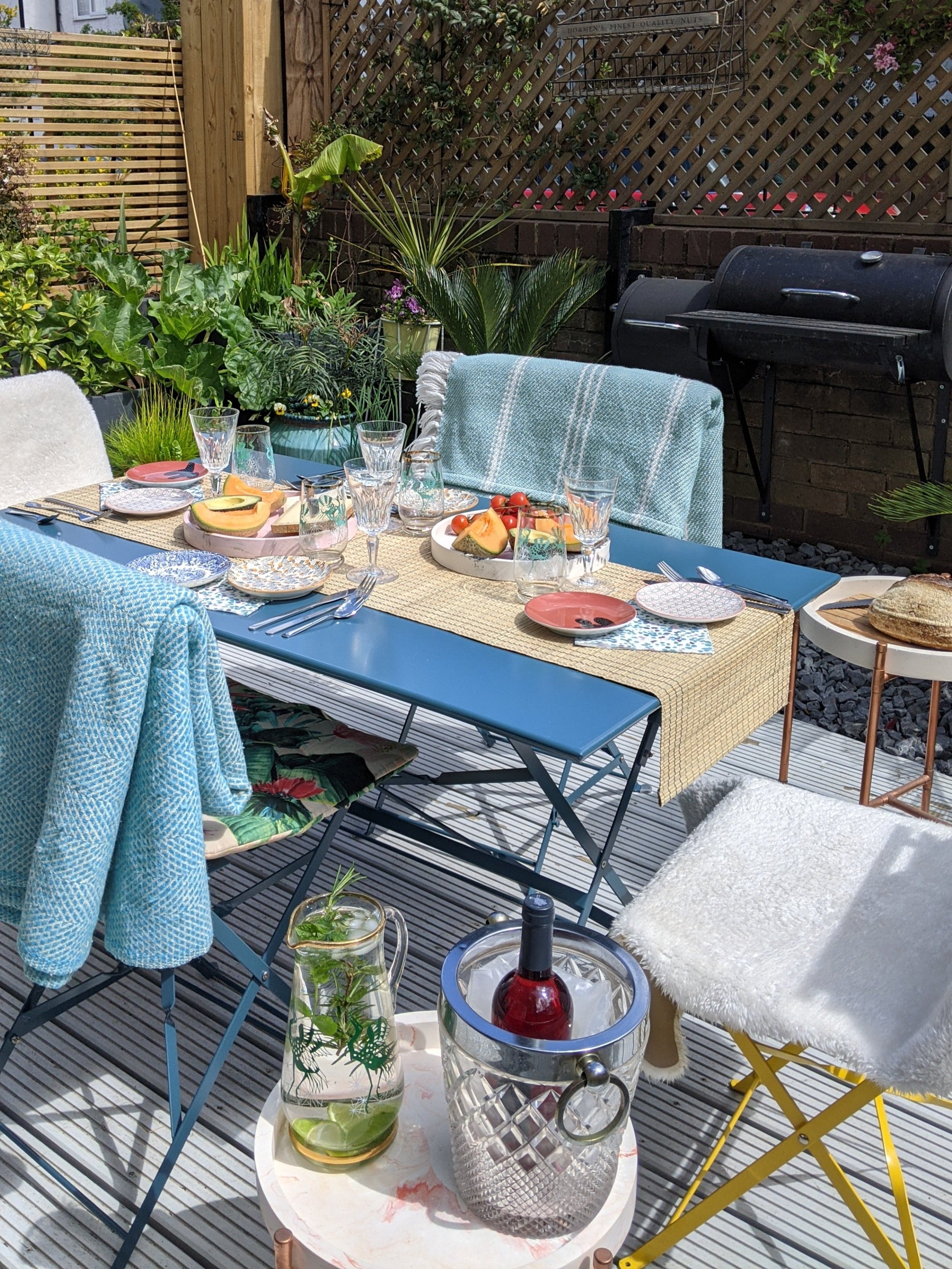 Planning an outdoor seating breakfast? Easy tips to make it unforgettable.